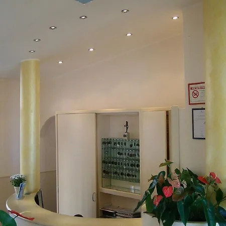 罗比尼亚酒店 3* 因佩里亚